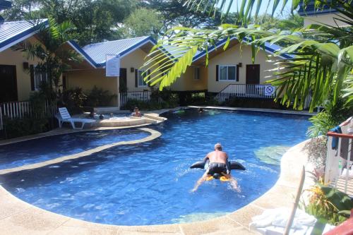 Πισίνα στο ή κοντά στο Blue Lagoon Inn & Suites