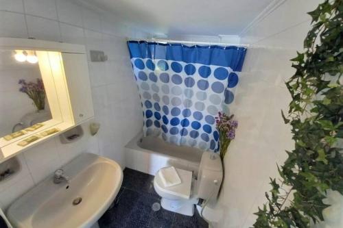 Koupelna v ubytování Renovated apartment in Pantokratoras beach