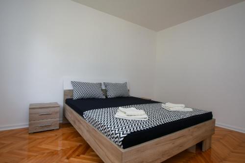 a bedroom with a bed with a black and white mattress at Apartment Pavlovic in Kladovo