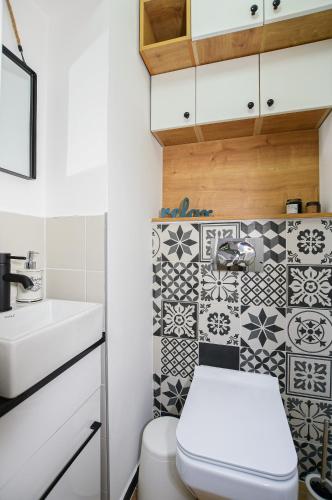 a small bathroom with a toilet and a sink at Apartment Pavlovic in Kladovo