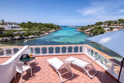 Foto da galeria de Hotel Bahia em Cala Santandria