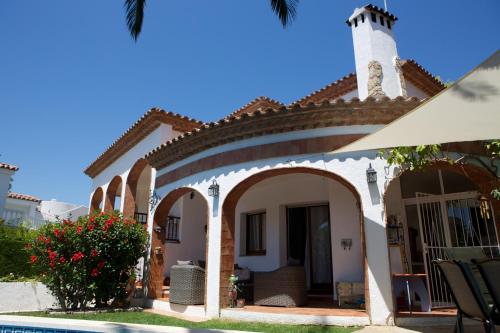 a house with an archway and a pool at DAMA Villa con piscina privada in Miami Platja