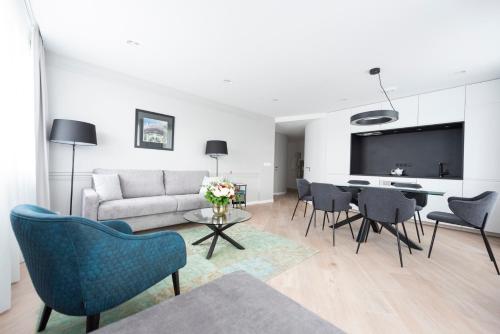 un salon avec un canapé, une table et des chaises dans l'établissement Opera, à Paris