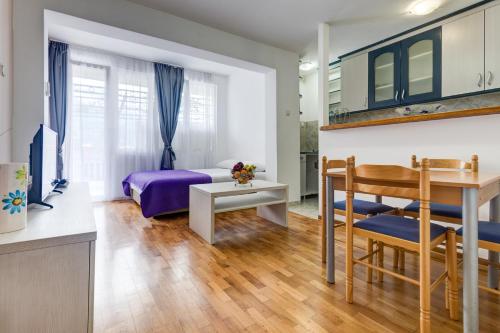 un soggiorno con letto e tavolo da pranzo di Sun Apartments Marija a Budua