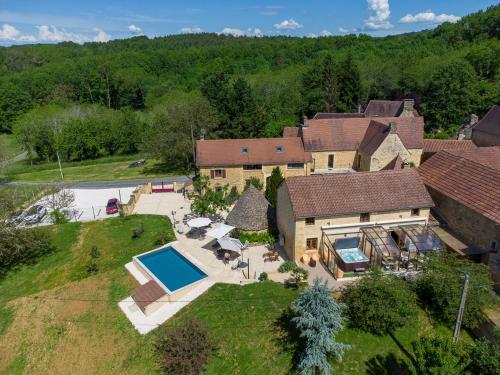 une vue aérienne d'une maison avec piscine dans l'établissement Le Four à Pain, Gîte avec piscine et SPA proche Sarlat, à Marquay