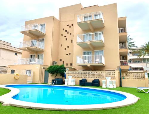 Bazén v ubytovaní Apartamentos Las Palmeras alebo v jeho blízkosti