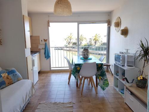 Il dispose d'un balcon et d'une cuisine avec une table et des chaises. dans l'établissement bord de Mer et pieds dans l'eau, à Saint-Cyprien