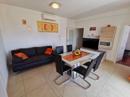 VILLA SARA apartments 50 m from the beach, with balcony, AC, private parking