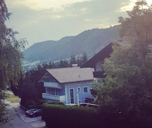 una casa azul con un coche aparcado delante de ella en Haus Emily, en Schladming