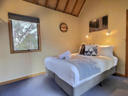 A bed or beds in a room at Sharpys Chalet