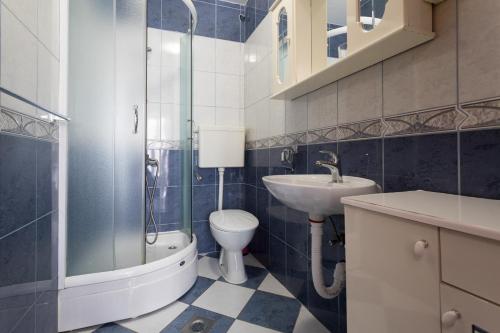 W łazience znajduje się umywalka, toaleta i prysznic. w obiekcie Sun Apartments Marija w Budvie