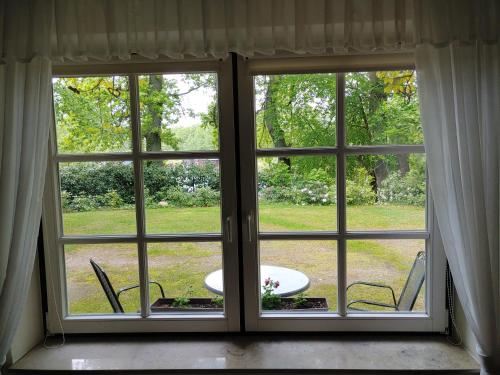 a window with a view of a table and chairs at 4 Sterne-Haus am See in Waren