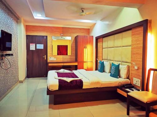 a bedroom with a large bed in a room at Sai Sharan Stay Inn- Near MIDC Turbhe Navi Mumbai in Navi Mumbai