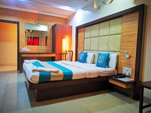 - une chambre avec un grand lit et des oreillers bleus dans l'établissement Sai Sharan Stay Inn- Near MIDC Turbhe Navi Mumbai, à Navi Mumbai