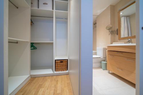 Bathroom sa HomeHolidaysRentals Plume - Costa Barcelona