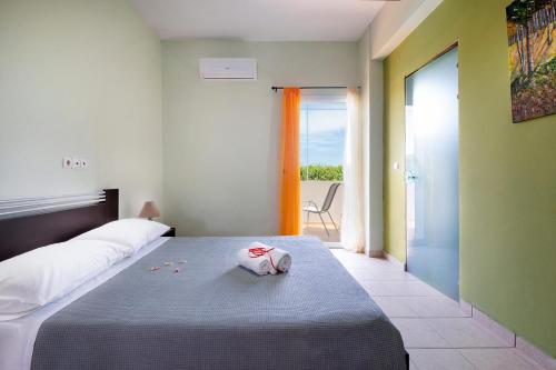 Un dormitorio con una cama con una toalla. en Klironomos Art Villa, en Alikianós