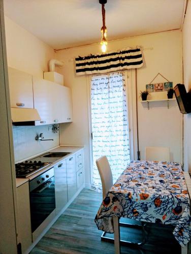 a kitchen with a table and a kitchen with a table and chairs at The 727 Sottomarina in Sottomarina