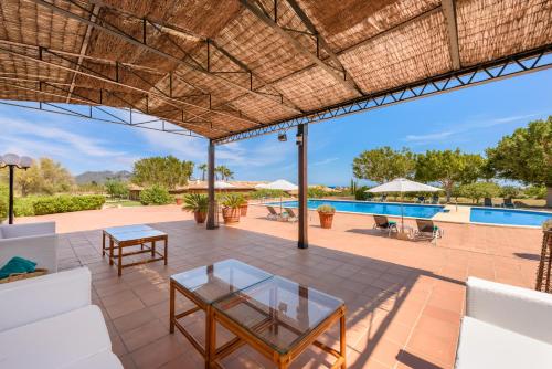 patio esterno con vista sulla piscina di Son Corb Boutique Hotel a Cala Bona