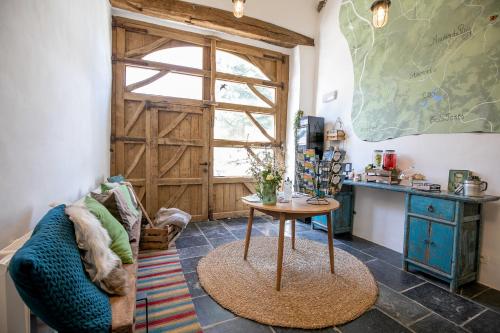 un soggiorno con divano e porta in legno di Â Vî Molin a Stoumont