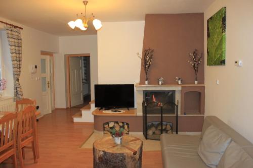 A television and/or entertainment centre at Dom Via Jasná Demänová