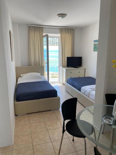 Posteľ alebo postele v izbe v ubytovaní Villa Leo Beach Apartment