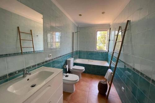 łazienka z umywalką, toaletą i wanną w obiekcie Casa Mar Blau - mediterranean house w mieście Puigderrós