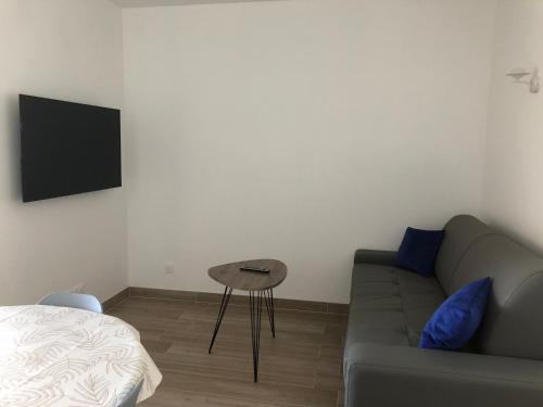 a living room with a couch and a table at Sollaris Appartements RDC à 11km de Europa-Park in Friesenheim