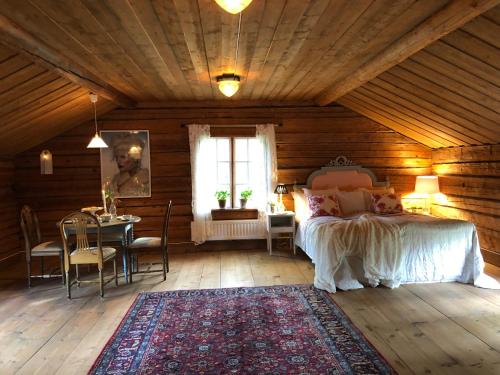 um quarto com uma cama e uma mesa num quarto em Träslottets B&B em Arbrå