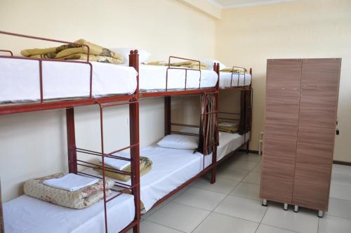 Hostel - NS Prestige emeletes ágyai egy szobában