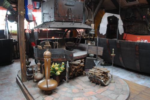 an old train engine with flowers in a room at Hotel Garten in Slavonski Brod