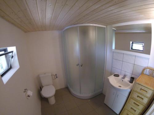 Koupelna v ubytování Chata pod hradem Lukov u Zlína