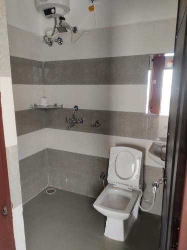 坎納塔爾的住宿－Dev Bhoomi Resort，一间带卫生间和水槽的浴室