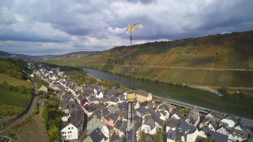 an aerial view of a town next to a river at Ferienwohnung Südkurve in Briedel