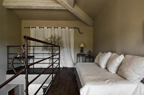 uma sala de estar com um sofá branco e uma janela em Le Mas Du Pont Roman em Mane