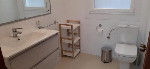 La salle de bains est pourvue d'un lavabo, de toilettes et d'un miroir. dans l'établissement Casablanca 95, à Vigo