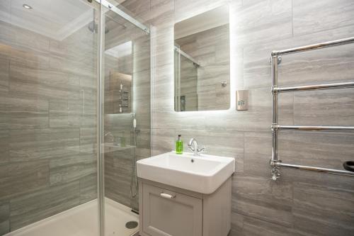 Bathroom sa Exclusive Holiday Accommodation - Bancoft Cottage