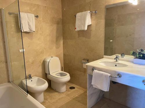 a bathroom with a toilet and a sink and a shower at Baupres 2-3 in Alicante