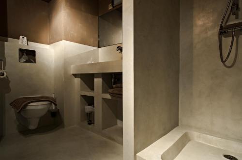 a bathroom with a shower and a toilet and a sink at Le Mas Du Pont Roman in Mane
