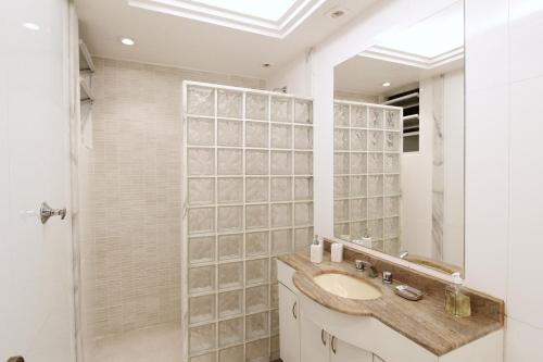 里約熱內盧的住宿－Lindo em Copacabana - Quartos confortáveis - A306 Z3，一间带水槽和淋浴的浴室