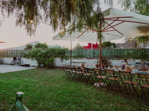 a table and chairs with an umbrella in a yard at Dimora Santo Stefano in Pompei