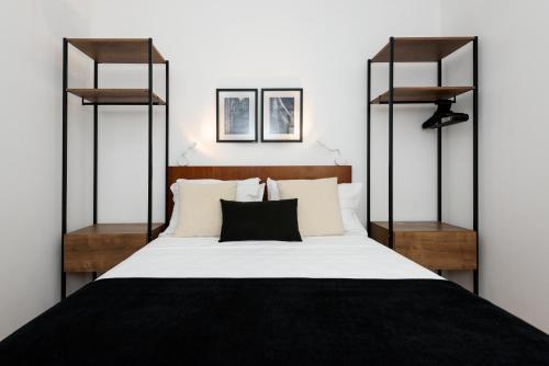 1 dormitorio con 1 cama en blanco y negro y 2 estanterías en Charme em Ipanema - Perto da praia - GC707 Z2, en Río de Janeiro