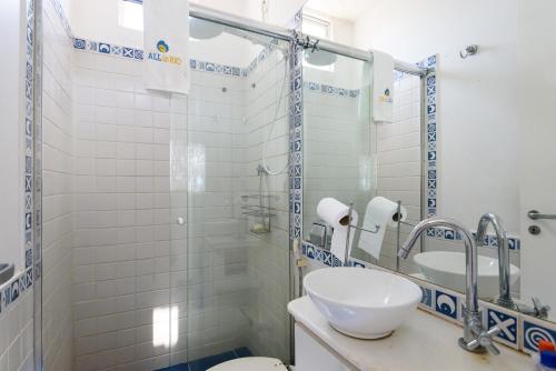 y baño con lavabo y ducha acristalada. en Cobertura em Ipanema - Vista para Cristo Redentor - MQC502 Z1, en Río de Janeiro