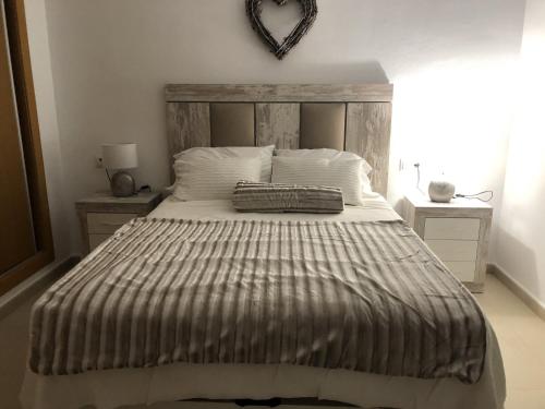 1 dormitorio con 1 cama grande y cabecero de madera en Casa Esturian - A Murcia Holiday Rentals Property, en Roldán