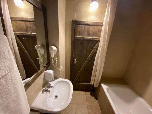 Un baño de NESS готельно-ресторанний комплекс