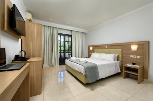 斯達林的住宿－Corfu SunGate Hotel，酒店客房,配有床和电视