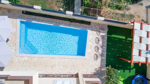 an overhead view of a swimming pool next to a house at Apartments Dijana in Zadar
