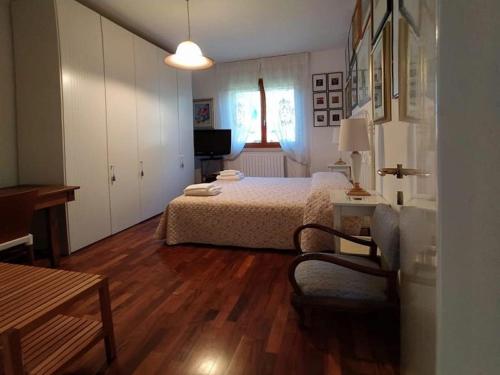 1 dormitorio con 1 cama, 1 mesa y 1 silla en Fior di Loto, en Ancona