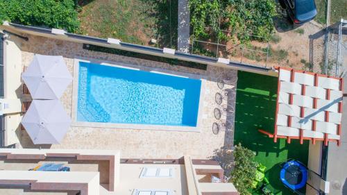 an overhead view of a swimming pool in a backyard at Apartments Dijana in Zadar