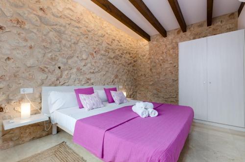 Postel nebo postele na pokoji v ubytování YourHouse Sa Riba Villa