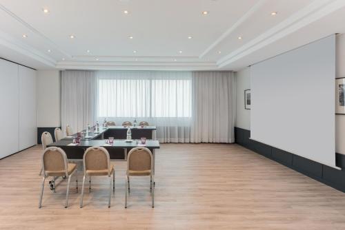 a conference room with a table and chairs at Hotel Madrid Alameda Aeropuerto, Affiliated by Meliá in Madrid